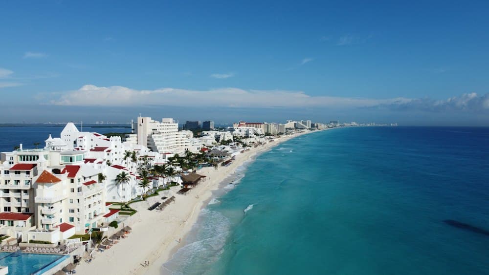 Cancún szállodasora a hosszú karibi homokpart mentén, légifotó